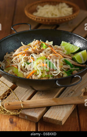 Pancit Bihon. Philippinische Nudelgericht Stockfoto