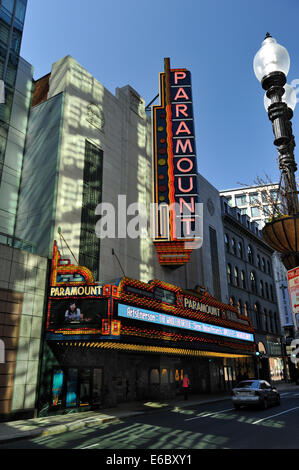 Neon Sign und Eingang Foyer des sanierten Paramount Theatre, Boston, Massachusetts Stockfoto