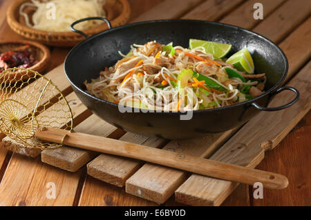 Pancit Bihon. Philippinische Nudelgericht Stockfoto