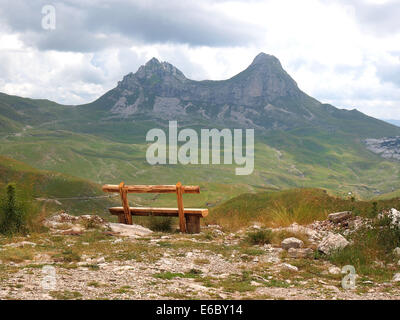 Outdoor Bank in einem schönen Gebirge Stockfoto