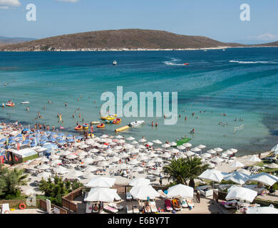 Cesme, Türkei, 2. August 2014: Touristenstrand auf der Cesme-Halbinsel in der Hochsaison. Stockfoto