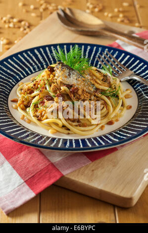 Pasta Con le Sarde. Bucatini mit Sardinen und Fenchel. Stockfoto