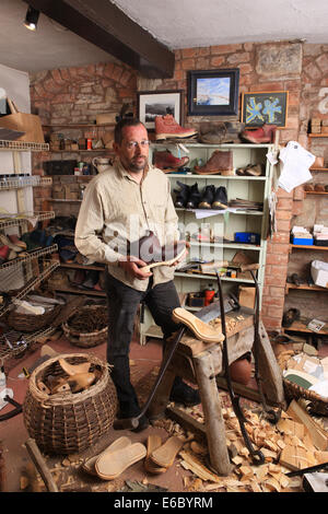 Jeremy Atkinson macht Clogs in seiner Werkstatt am Kington in Herefordshire Stockfoto