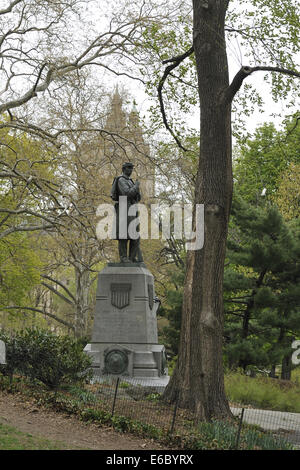 7. Regiment Denkmal, von John Quincy Adams Ward, mit San Remo Mehrfamilienhaus im Hintergrund. Central Park in New York Stockfoto