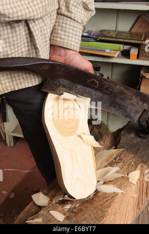 Jeremy Atkinson macht Clogs in seiner Werkstatt am Kington in Herefordshire (Shaping ein Billet Holz) Stockfoto