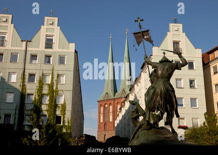 St George der Drachentöter und Nikolaikirche, Nikolaiviertel oder Nikolaiviertel in Berlin, Deutschland, Europa Stockfoto