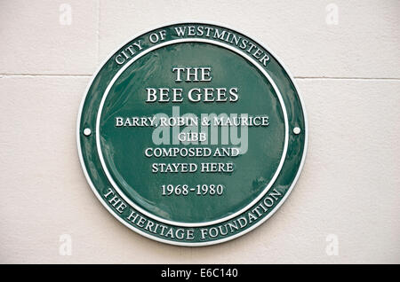 London, England, Vereinigtes Königreich. Gedenktafel für die Bee Gees (Barry, Robin und Maurice Gibb) übernachtet und schrieb Songs hier Stockfoto