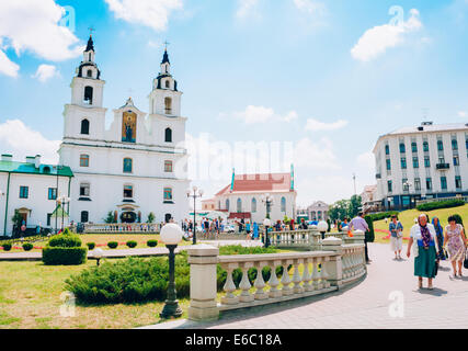 MINSK, BELARUS - 23.Juni: Gläubige aus der Kathedrale des Heiligen Geistes am 23. Juni 2013 in Minsk, Weißrussland Stockfoto