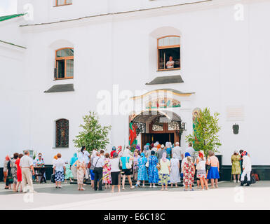 MINSK, BELARUS - 23.Juni: Gläubige aus der Kathedrale des Heiligen Geistes am 23. Juni 2013 in Minsk, Weißrussland Stockfoto