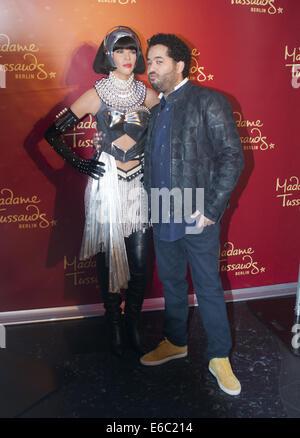 Deutscher Sänger Adel Tawil enthüllt eine Whitney Houston Wachsfigur bei Madame Tussauds Berlin.  Mitwirkende: Adel Tawil, Whitney Houston wo: Berlin, Deutschland bei: 3. Februar 2014 Stockfoto