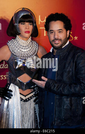 Deutscher Sänger Adel Tawil enthüllt eine Whitney Houston Wachsfigur bei Madame Tussauds Berlin.  Mitwirkende: Adel Tawil, Whitney Houston wo: Berlin, Deutschland bei: 3. Februar 2014 Stockfoto