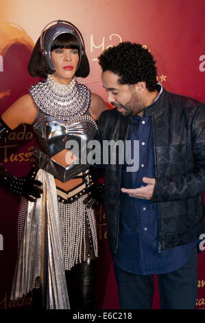 Deutscher Sänger Adel Tawil enthüllt eine Whitney Houston Wachsfigur bei Madame Tussauds Berlin.  Mitwirkende: Adel Tawil, Whitney Houston wo: Berlin, Deutschland bei: 3. Februar 2014 Stockfoto