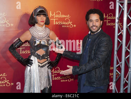 Deutscher Sänger Adel Tawil enthüllt eine Whitney Houston Wachsfigur bei Madame Tussauds Berlin.  Mitwirkende: Adel Tawil, Whitney Houston wo: Berlin, Deutschland bei: 3. Februar 2014 Stockfoto