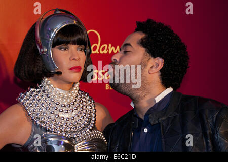 Deutscher Sänger Adel Tawil enthüllt eine Whitney Houston Wachsfigur bei Madame Tussauds Berlin.  Mitwirkende: Adel Tawil, Whitney Houston wo: Berlin, Deutschland bei: 3. Februar 2014 Stockfoto