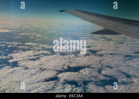 Blick aus dem Fenster eines Jet-Flugzeug-Flügels bei schönem Wetter Stockfoto