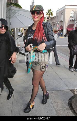 Pussycat Doll Kaya Jones trägt Netzstrümpfe und Nieten high Heels Einkaufen mit Beverly Hills: Kaya Jones wo: Los Angeles, California, Vereinigte Staaten von Amerika bei: 4. Februar 2014 Stockfoto