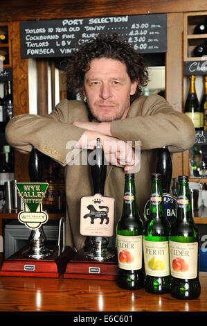 Starkoch Marco Pierre White mit seinen Apfelwein der Gouverneur, die westons Cider, viel Marcle, Herefordshire gebraut wird. Stockfoto