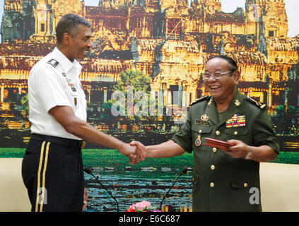 Phnom Penh, Kambodscha. 20. August 2014. Gen. Pol Saroeun (R), Oberbefehlshaber der Royal Cambodian Armed Forces, schüttelt die Hand mit dem Besuch der gen Vincent K. Brooks, Kommandierender General der US Army Pacific in Phnom Penh, Kambodscha, 20. August 2014. Kambodschanische und der Vereinigte Staaten militärischen Beamten trafen sich hier Mittwoch und schwor, zur Stärkung und Erweiterung der bilateralen Beziehungen und Zusammenarbeit zum gegenseitigen Nutzen. © Sovannara/Xinhua/Alamy Live-Nachrichten Stockfoto