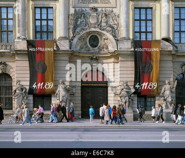 Menschen Vor Dem Zeughaus Unter Den Linden, Museum Fuer Deutsche Geschichte, Deutsche Nationalflaggen, Ausstellung 04.11.1989, Alexanderplatz-Demonstr Stockfoto