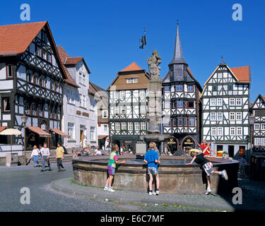 Fachwerkhaeuser Und Rolandsbrunnen am Marktplatz, Kontorsgebaeude der Fritzlarer Gilde, Fritzlar, Eder, Westhessisches Bergland, Hessen Stockfoto