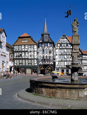 Fachwerkhaeuser Und Rolandsbrunnen am Marktplatz, Kontorsgebaeude der Fritzlarer Gilde, Fritzlar, Eder, Westhessisches Bergland, Hessen Stockfoto