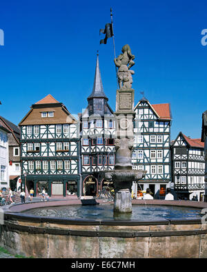 Fachwerkhaeuser Und Rolandsbrunnen am Marktplatz, Kontorsgebaeude der Fritzlarer Gilde, Fritzlar, Eder, Westhessisches Bergland, Hessen Stockfoto