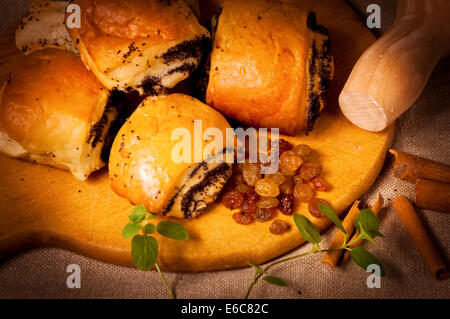 Dessert - Mohn Rollen auf einem Holzbrett Stockfoto