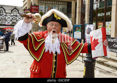 Chester, UK. 20. August 2014. Chris Whyman Stadtausrufer für die Stadt von Kingston Ontario Canada in The World Stadtausrufer Turnier findet vor dem Rathaus in Chester City Centre UK Credit: Andrew Paterson/Alamy Live News Stockfoto