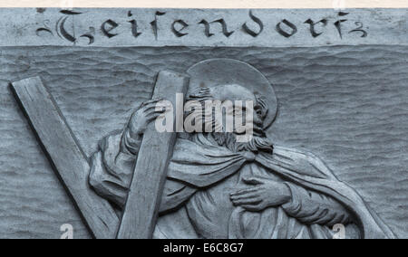 Teisendorf, Deutschland. 20. August 2014. Das Wappen der Gemeinde Teisendorf ist an der Außenwand des Rathauses in Teisendorf, Deutschland, 20. August 2014 abgebildet. Das Wappen zeigt den Schutzpatron der Pfarrei Kirche von Teisendorf, St. Andreas. Zum ersten Mal hat ein deutscher Staatsangehöriger in China zum Tode verurteilt worden. Der Mann aus Teisendorf wurde beschuldigt, seine ehemalige Freundin und ihr Partner ermordet zu haben. Foto: Peter Kneffel/Dpa/Alamy Live News Stockfoto