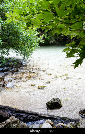 Sommertag am Fluss Acheron in Griechenland Stockfoto