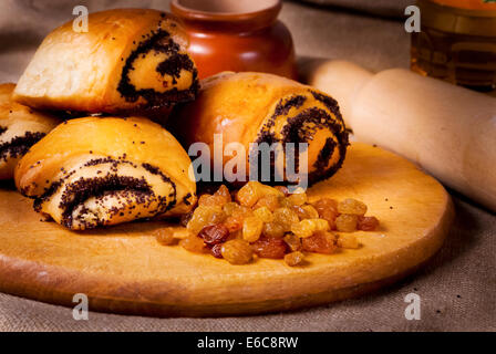 Dessert - Mohn Rollen auf einem Holzbrett Stockfoto