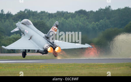 RAF Eurofighter Typhoon mit Sonderlackierung Tail auf dem Display während der Royal International Air Tattoo 2014 Stockfoto