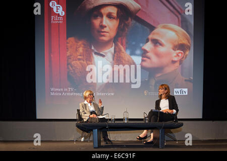 London, England, UK, 19. August 2014. BAFTA-Award preisgekrönten Multi-Kamera-TV Drama Regielegende Moira Armstrong (L) wird bei einer Veranstaltung von Miss Armstrong zu Ehren veranstaltet das British Film Institute (BFI) in Verbindung mit BAFTA und Frauen im Film & Fernsehen (Tel) von Francine Stock (R) interviewt. Die Hintergrund-Folie ist noch aus Moira Armstrongs 1979 BBC-Produktion "Testament of Youth", eine Adaption des Vera Brittains klassische Abhandlung über die Auswirkungen der Weltkrieg I. Credit: John Henshall / Alamy Live News PER0421 Stockfoto