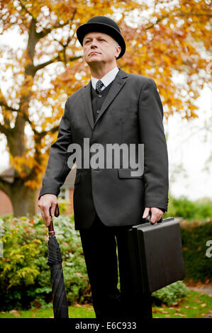 Niedrigen Winkel Ansicht, eines traditionellen britischen Geschäftsmannes tragen eine schwarze Melone. Stockfoto