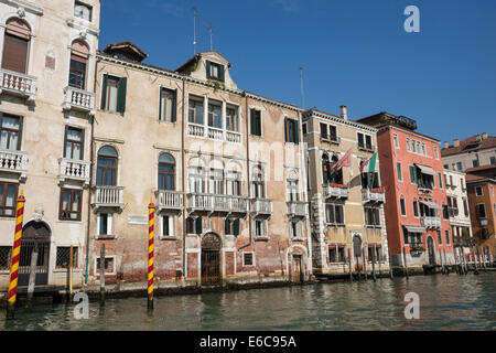 Bunt bemalten Plazzos entlang des Canal Grande in Venedig. Stockfoto