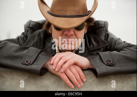 Porträt eines modernen Cowboys, große Stetson und dunkle Sonnenbrillen tragen. Stockfoto
