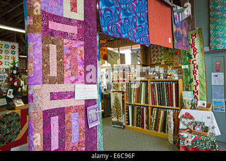 Amana, Iowa - The Heritage Designs Quilten und Handarbeiten Store an der ehemals kommunalen Amana Colonies. Stockfoto