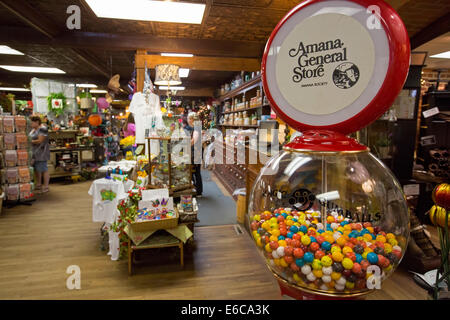 Amana, Iowa - The Amana General Store in den ehemals kommunalen Amana Colonies, im Jahre 1855 von deutschen Einwanderern gegründet. Stockfoto