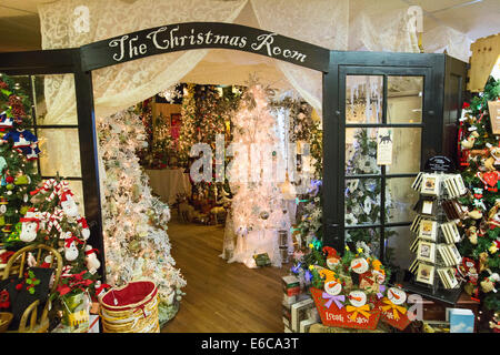 Amana, Iowa - The Christmas Room in Amana Gemischtwarenladen an der ehemals kommunalen Amana Colonies. Stockfoto