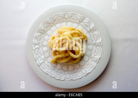 Zutaten und Platten, die moderne und mediterrane Aromen mischen. Stockfoto