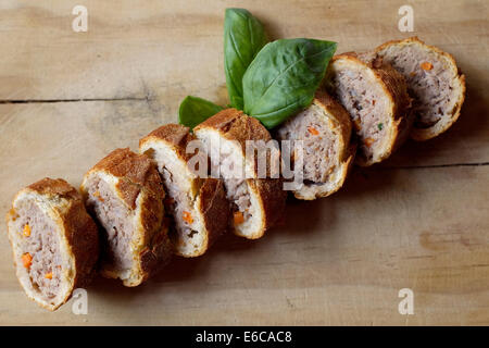 Zutaten und Platten, die moderne und mediterrane Aromen mischen. Stockfoto