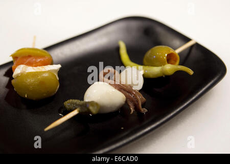 Zutaten und Platten, die moderne und mediterrane Aromen mischen. Stockfoto