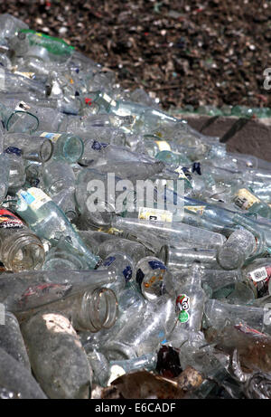 Glasflaschen gelagert, um in einer nahe gelegenen Recyclinganlage in Mallorca, Spanien zu recyceln Stockfoto