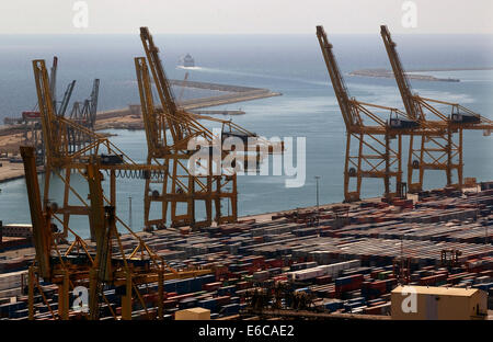 Fracht-Container zu Barcelonas Hafen gesehen Stockfoto