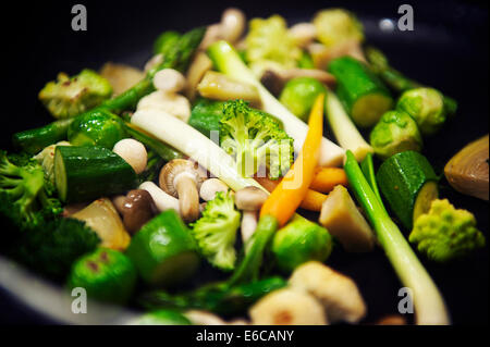 Zutaten und Platten, die moderne und mediterrane Aromen mischen. Stockfoto