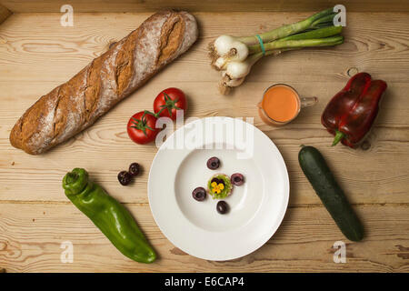 Zutaten und Platten, die moderne und mediterrane Aromen mischen. Stockfoto