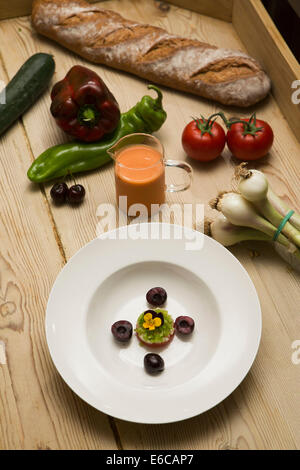 Zutaten und Platten, die moderne und mediterrane Aromen mischen. Stockfoto