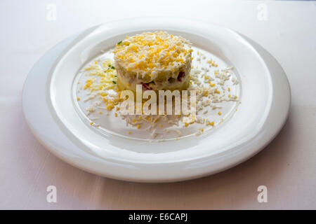 Zutaten und Platten, die moderne und mediterrane Aromen mischen. Stockfoto