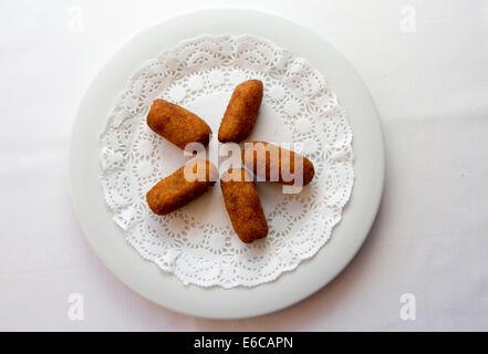 Zutaten und Platten, die moderne und mediterrane Aromen mischen. Stockfoto