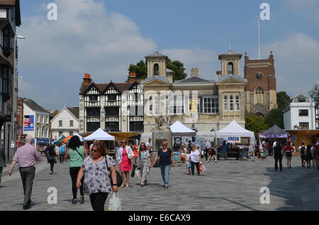 RoyalBorough KingstononThames Marktplatz mit seinen alten Gebäuden und Straße Vermarkter bereitet sich auf Aday der Verkauf & kaufen Stockfoto